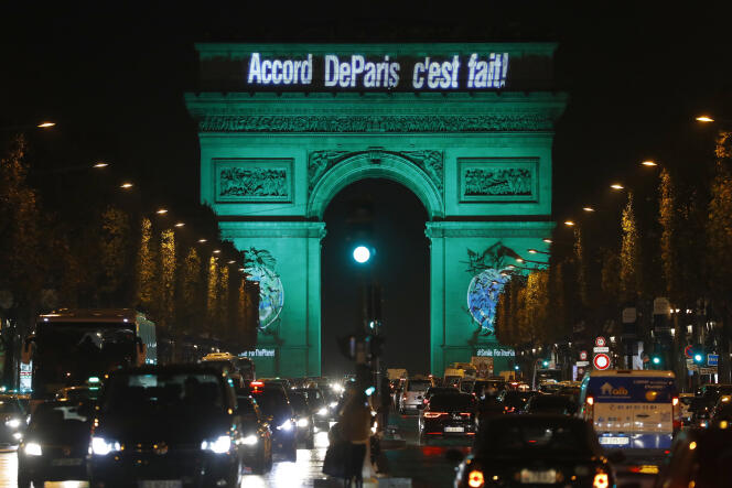 L’arc de Triomphe illunimé le 4 novembre 2016 pour célébrer le premier jour d’entrée en vigueur de l’accord de Paris sur le climat.