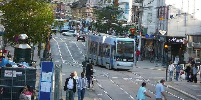 Tramway et piétons dans une rue de la capitale norvégienne, Oslo.