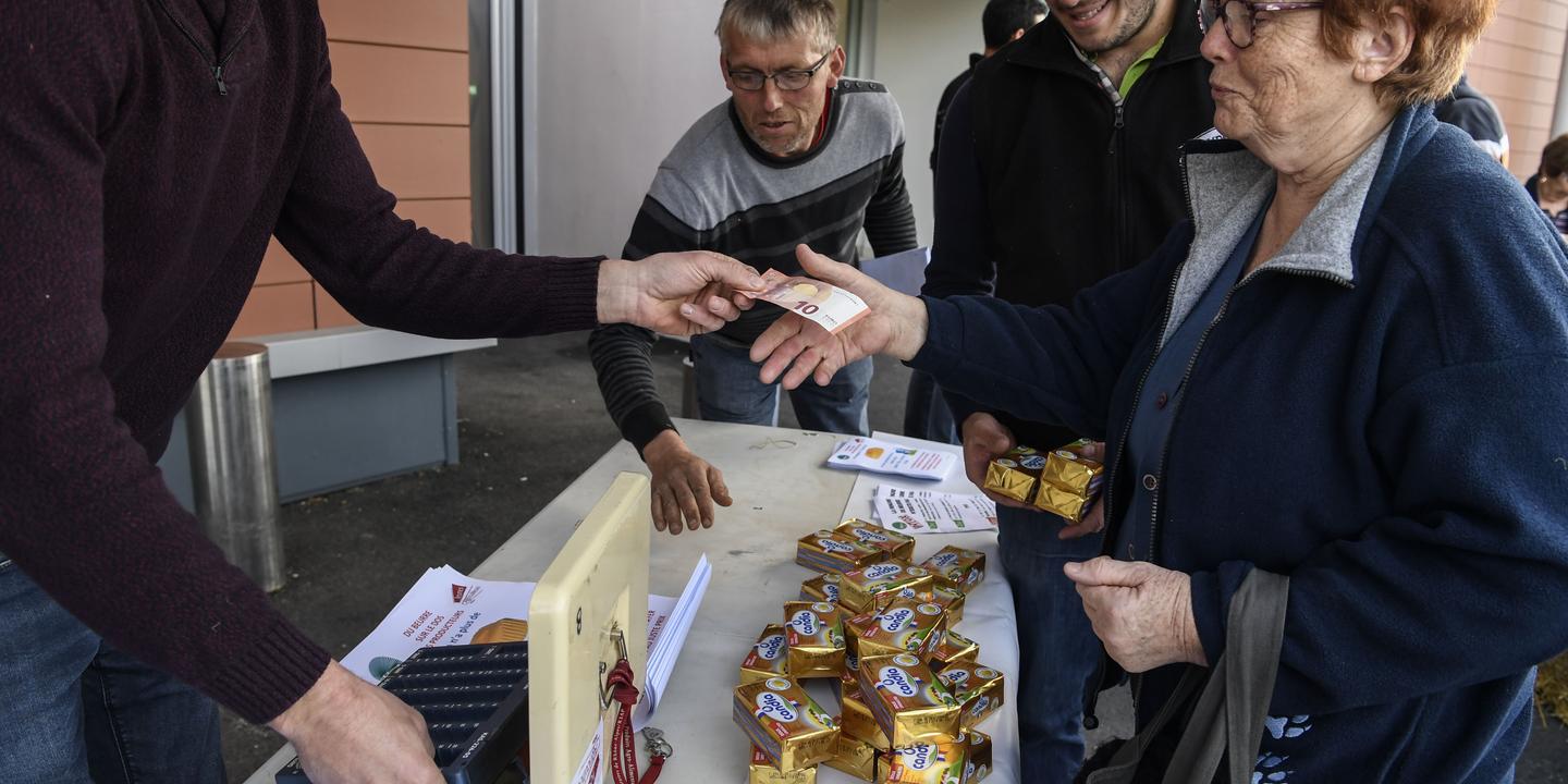 Penurie De Beurre Les Agriculteurs Devant Les Supermarches Pour Informer Les Consommateurs