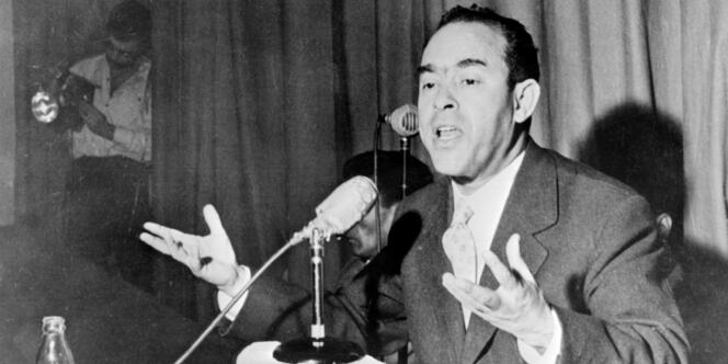 Mehdi Ben Barka, leader du néo-Istiqlal, donne une conférence de presse en janvier 1959 à Casablanca.