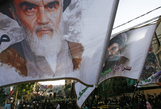 Des partisans du Hezbollah avec des drapeaux montrant l’ayatollah Khomeini et le dirigeant du Hezbollah, Hasan Nasrallah, à Nabatieh, le 4 octobre.