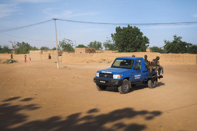 Patrouille de gendarmes dans le village d'Ayorou, au Niger, le 24 octobre, près du lieu d’une embuscade de djihadistes qui a coûté la vie à quatre soldats américains et cinq niigériens