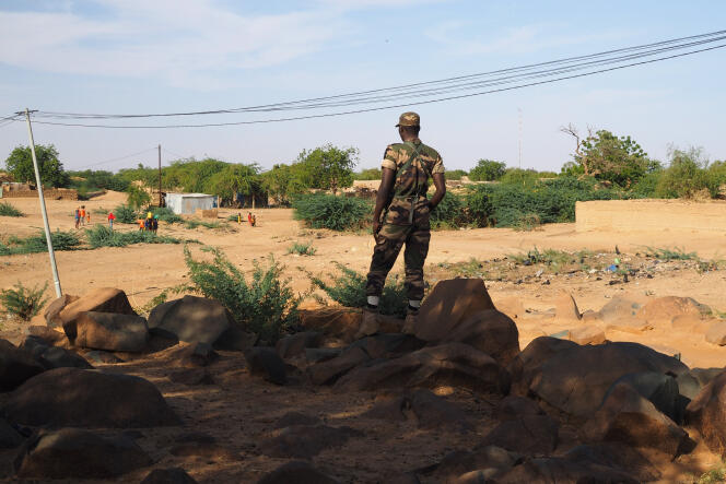 Un gendarme monte la garde dans le village d’Aroyou, le 2 novembre.