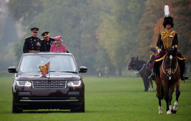 Elizabeth II passe en revue le Royal Horse Artillery, un régiment de cavalerie, à Hyde Park, le 19 octobre.