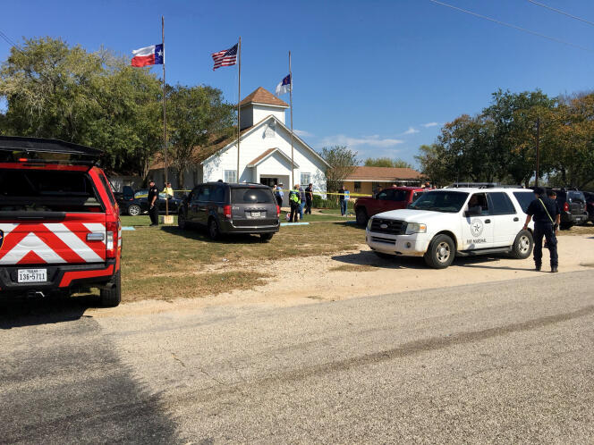 Les équipes de la police scientifique sur le site de la fusillade survenue dans l’église baptiste de Sutherland Springs, au Texas, le 5 novembre.