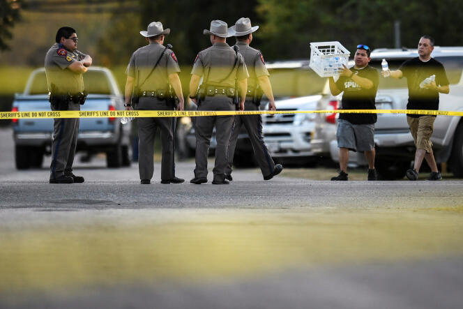 Des policiers à proximité du lieu de l’attaque, à Sutherland Springs (Texas), le 5 novembre.