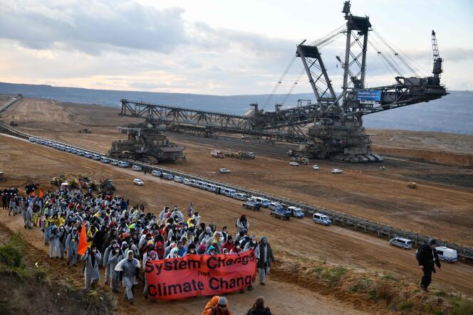 « Le charbon continue à représenter 80 % de la génération d’électricité en Pologne, et plus de 40 % en République tchèque, en Bulgarie, en Grèce et en Allemagne (Manifestation contre les énergies fossiles, en Allemagne, sur le site d’une mine de lignite le 5 novembre).