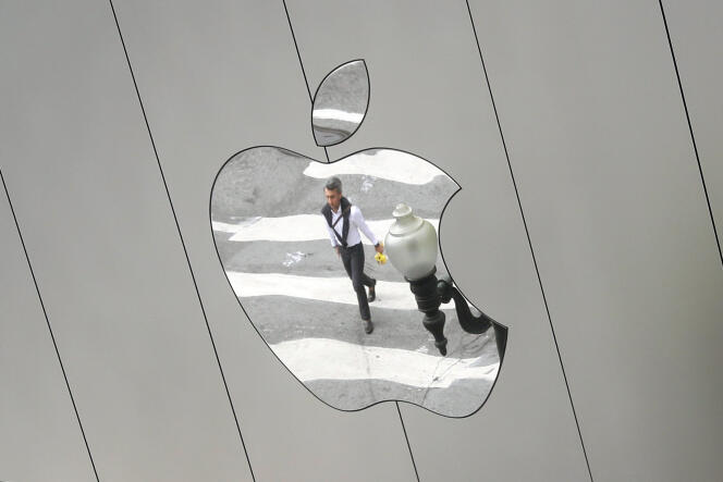 Le logo d’un magasin Apple à Los Angeles, en août.