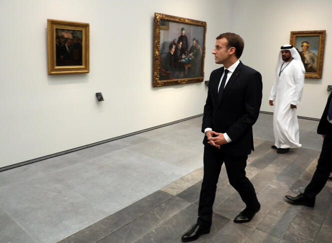 Emmanuel Macron visite le musée du Louvre Abou Dhabi, le 8 novembre 2017.