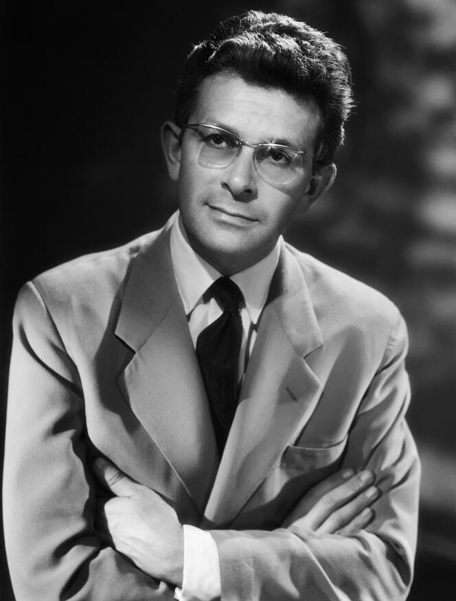 L’écrivain, journaliste et conseiller littéraire, Roger Grenier dans les années 1960.