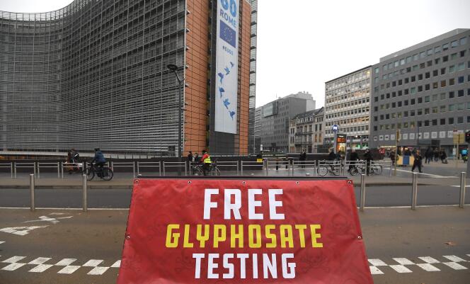 Test gratuit pour mesurer la présence de glyphosate dans son corps, organisé par le mouvement Avaaz, à Bruxelles, le 8 novembre.