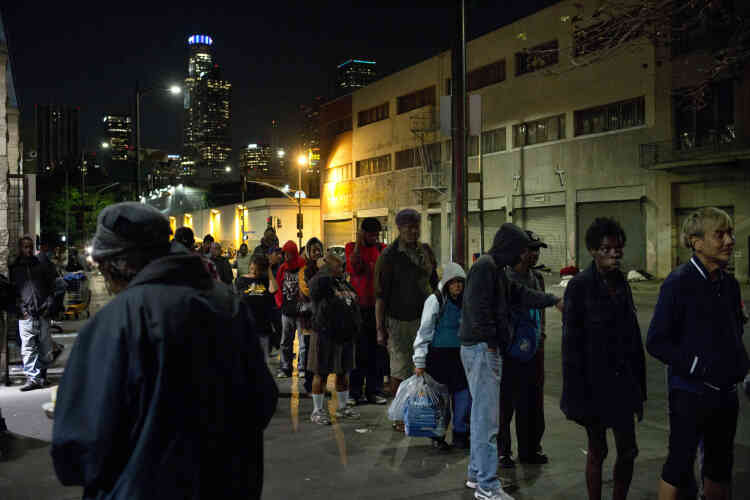 Des gens font la queue pour recevoir de la nourriture gratuite dans une zone du centre-ville de Los Angeles surnommée Skid Row, le 19 septembre. 169 000 sans-abri vivent en Californie, en Oregon et dans l’Etat de Washington d’après le ministère du logement et du développement urbain américain.