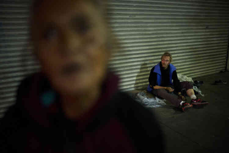 Une femme handicapée mentale et un toxicomane sans-abri, sur un trottoir du centre-ville de Los Angeles. Le dernier décompte national des sans-abri montre que 4 personnes sur 10 vivant dans la rue sont mentalement gravement malades ou très dépendant aux drogues.