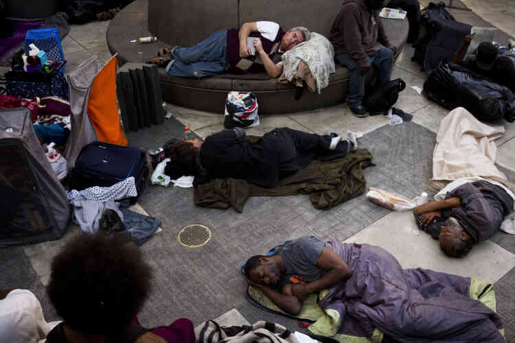 Un groupe de sans-abri dort dans la cour de la Mission de minuit, une association d’aide aux personnes en difficulté, le 14 septembre, à Los Angeles. La cour de la mission est ouverte à tous les sans-abri à la recherche d’un endroit sûr pour passer la nuit.