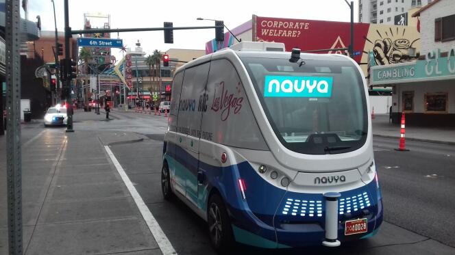 La navette Arma dans les rues de Las Vegas. Le véhicule autonome est entré en collision avec un camion de livraison au premier jour de sa mise en service mercredi 8 novembre 2017.