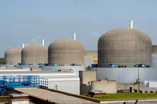 Vue prise en juin 2005 des quatre réacteurs de la centrale nucléaire de Paluel.