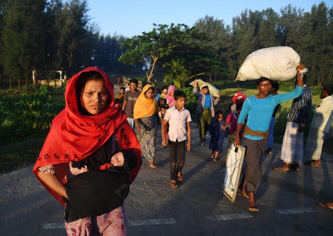 Des Rohingya entrent au Bangladesh, le 9 novembre.