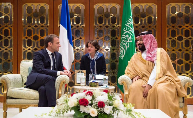 Le prince héritier d’Arabie saoudite Mohamed Ben Salman et le président français Emmanuel Macron lors de la visite de ce dernier à Riyad, le 9 novembre.
