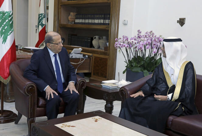 Le président libanais, Michel Aoun (à gauche), a rencontré vendredi 10 novembre le chargé d’affaires saoudien au Liban, Walid Al-Bukha , au palais présidentiel de Baabda, au Liban.