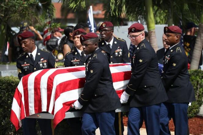 Funérailles le 21 octobre dans un cimetière d’Hollywood (Floride) de l’un des quatre soldats tués au Niger au début du mois.