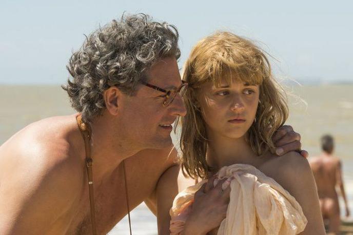 Philip Schurer (David Hamilton) et Lou Gable (Flavie) dans « La Consolation » (2017), réalisé par Magaly Richard-Serrano.