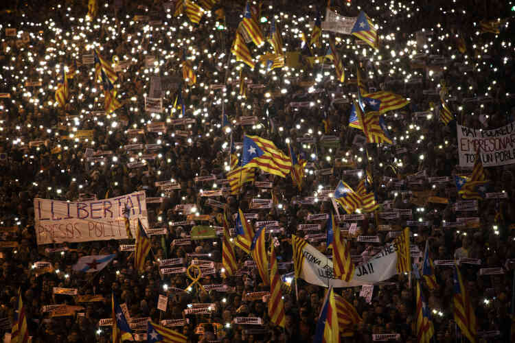 Dans les jours suivants, la tension gagne la rue, avec une grève générale le 3 octobre, suivie de plusieurs manifestations d’indépendantistes, mais aussi des rassemblements de partisans de l’unité avec l’Espagne.