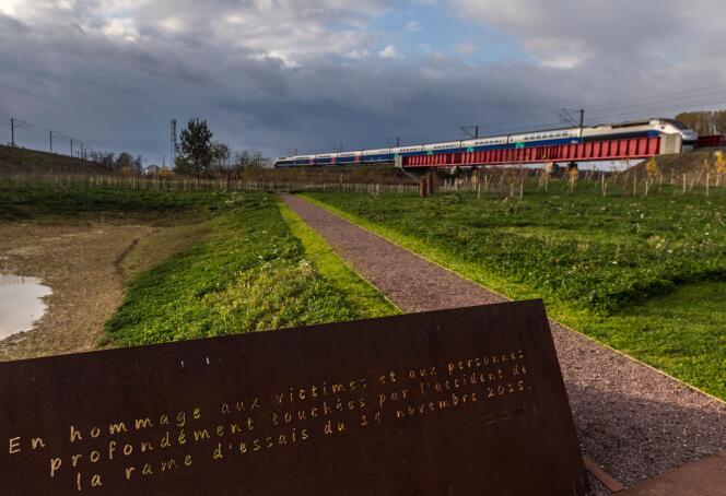 La stèle à la mémoire des 11 personnes tuées après le déraillement du TGV Est à Eckwersheim (Bas-Rhin), le 14 novembre 2015. Ici, le 13 novembre 2017.