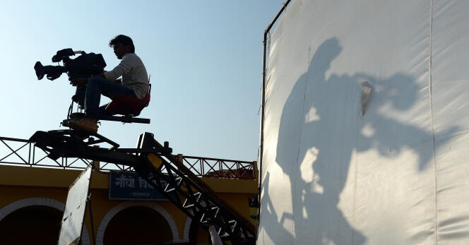 L’ombre d’un cameraman, à Mumbay, le 5 février 2014.