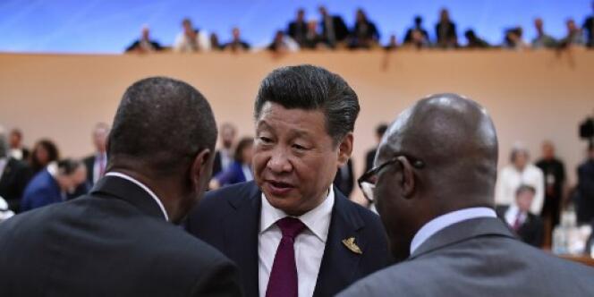 Le président chinois Xi Jinping (au centre) en conversation avec le président guinéen Alpha Condé (à gauche) et le président sud-africain Jacob Zuma (à droite) lors du sommet du G20, à Hambourg, en Allemagne, le 7 juillet 2017.