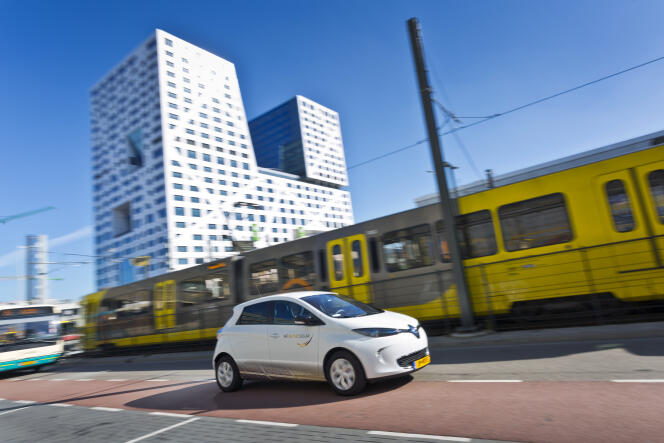 Une Renault Zoé électrique de la société We Drive Solar à Utrecht (Pays-Bas), devant l’Hôtel de ville.