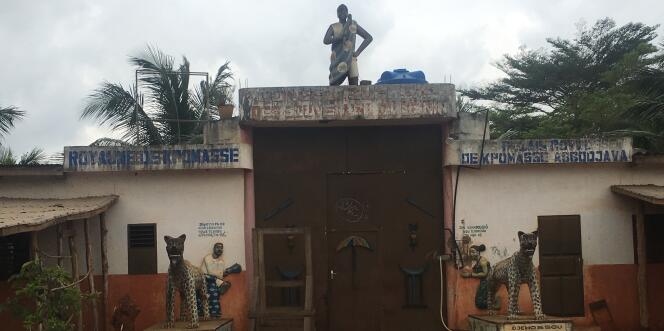 L’entrée du palais du roi de Kpomassè, chef de culte vaudou et guérisseur traditionnel.