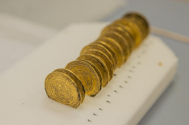 Les dinars en or retrouvés à l’abbaye de Cluny.