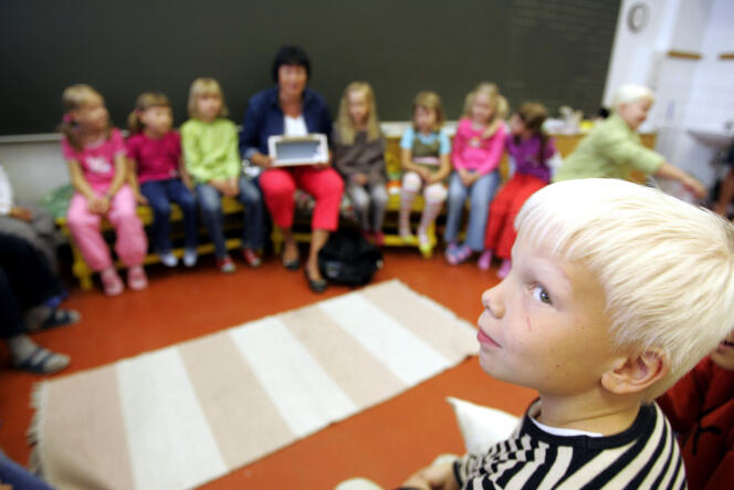 Les écoles finlandaises ont été pionnières dans l’individualisation des apprentissages et la coopération. Ici, la rentrée des classes à Vaasa, le 17 août 2005. OLIVIER MORIN/AFP