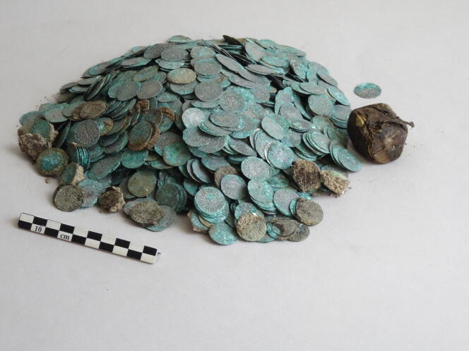 Le trésor découvert à Cluny : les deniers et oboles d’argent à gauche, la bourse en cuir à droite.