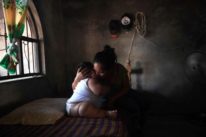 Una mujer y su hijo de 10 meses en Tecomán, México, en noviembre de 2017.