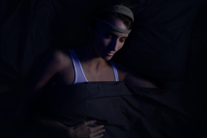 La bandeau connceté Dreem, développé par la start-up française Rythm, promet d’améliorer le sommeil profond.