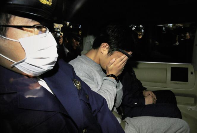 Takahiro Shiraishi, 27 ans, est soupçonné d’avoir tué et démembré neuf « candidats au suicide » contactés sur les réseaux sociaux. Ici lors de son arrestation, le 31 octobre.