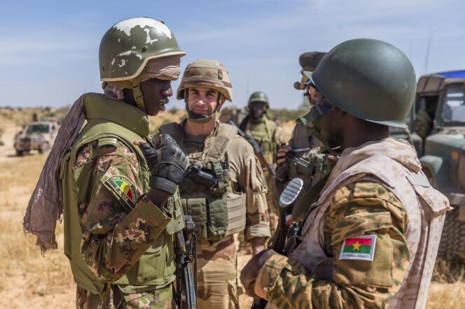 Un soldat des Forces Maliennes (à gauche), un soldat de la mission française Barkhane (au centre) et un soldat burkinabé au cours de l’opération de coordination tactique conjointe «Hawbi», le 4 novembre, dans le désert malien.