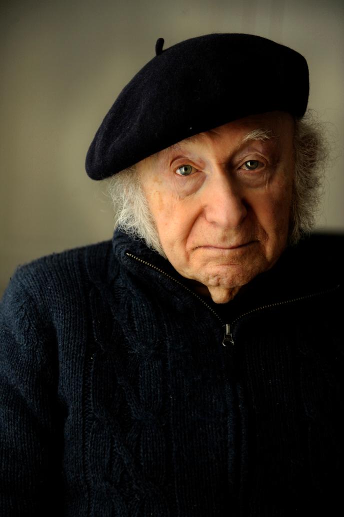 Edgar Hilsenrath, écrivain juif allemand, déporté, auteur entre autre de « La Nuit », « Le Nazi et le Barbier » et « Le Conte de la pensée dernière ».
