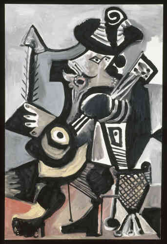La musique, comme la corrida, fait partie des loisirs de la Malaga natale de Picasso. Dans son œuvre, elle se traduit par des scènes de danse ou de concert mais aussi par la multiplication des instruments de musique, comme le violon ou la guitare. Avec cette peinture, la guitare devient l’attribut de son nouveau sujet de prédilection, le personnage du mousquetaire.