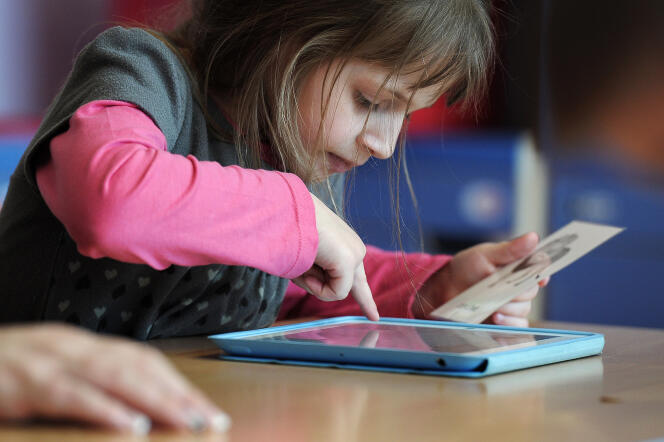 Elève d’une école maternelle travaillant sur une tablette, en mars 2013 à Haguenau.