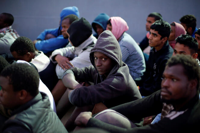 Arrivée de migrants secourus en mer, sur la base navale de Tripoli, le 4 novembre.