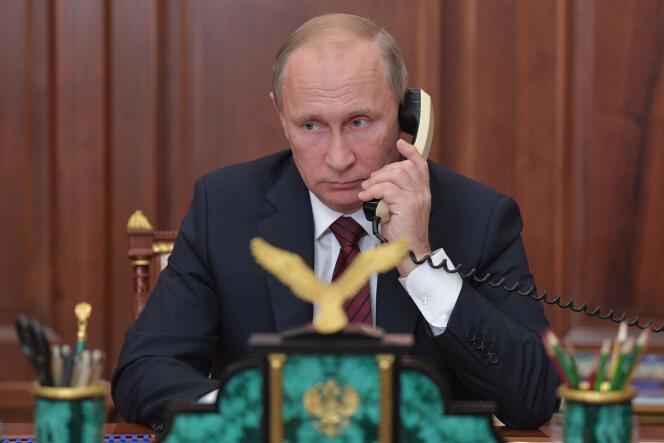 Le président russe, Vladimir Poutine, au téléphone depuis le Kremlin avec Alexandre Zakhartchenko, chef de la république autoproclamée de Donetsk, le 15 novembre.