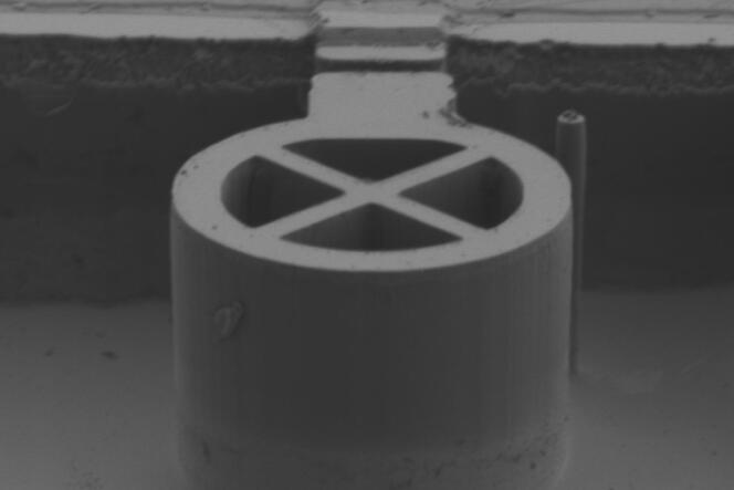 Ce cylindre microscopique émet une série de photons un par un et identiques, à la demande, lorsqu’on le stimule par un laser.