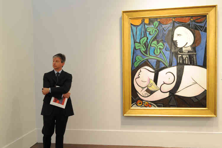 « Nu au plateau de sculpteur » (également connu comme « Nu, feuilles vertes et buste ») peint en 1932 par l’Espagnol Pablo Picasso, a été vendu 106,4 millions de dollars en mai 2010 chez Christie’s à New York.