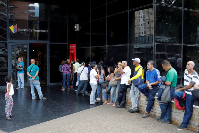 Devant la Banco de Venezuela, à Caracas, le 3 novembre.
