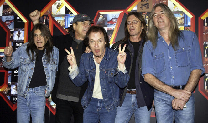 Le 3 mars 2003, les musiciens du groupe AC/DC, Malcolm Young, Brian Johnson, Angus Young, Phil Rudd et Cliff Williams (de gauche à droite), à la salle de spectacle Apollo Hammersmith à Londres.