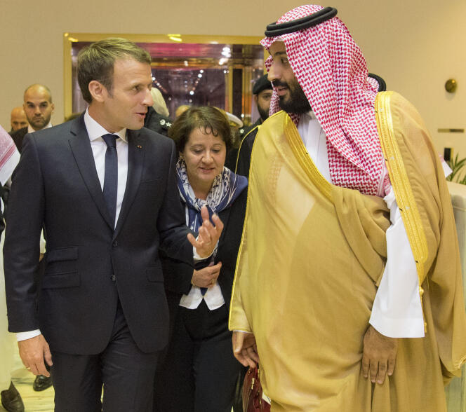 Mohammed Ben Salman, aux côtés d’Emmanuel Macron, à Riyad, le 9 novembre.
