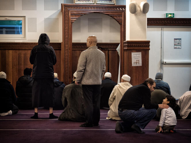 Préparation à la prière dans le centre cultuel et culturel musulman de Clichy-la-Garenne (Hauts-de-Seine), le 17 novembre 2017.