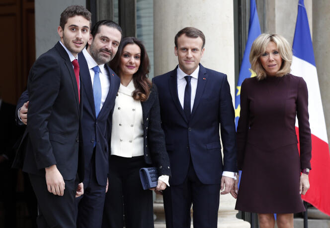 Le couple présidentiel accueille Saad Hariri, son épouse et son fils aîné, sur le perron de l’Elysée, le 18 novembre.